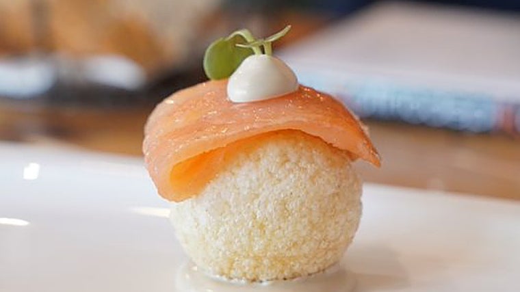 Panipuri de salmorejo de espárragos y salmón ahumado