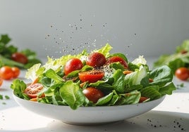 Ni sal ni vinagre: la especia que los cocineros ponen en las ensaladas para que tengan más sabor y que nadie usa