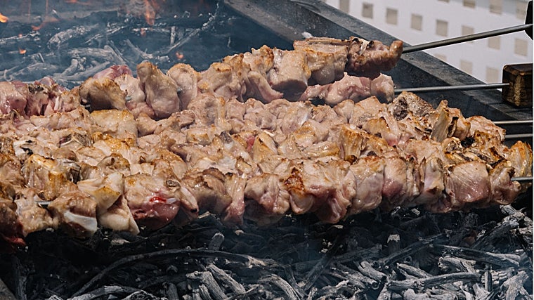 Pinchos de lechazo asados al sarmiento como dicta la tradición castellana
