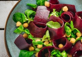 Ensalada de hojas verdes, remolacha, garbanzos y espárragos con vinagreta de mostaza