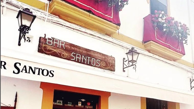 Tradicional fachada cordobesa del Bar Santos en la capital de Córdoba