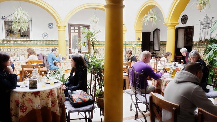 Patio de la Taberna Deanes en Córdoba capital