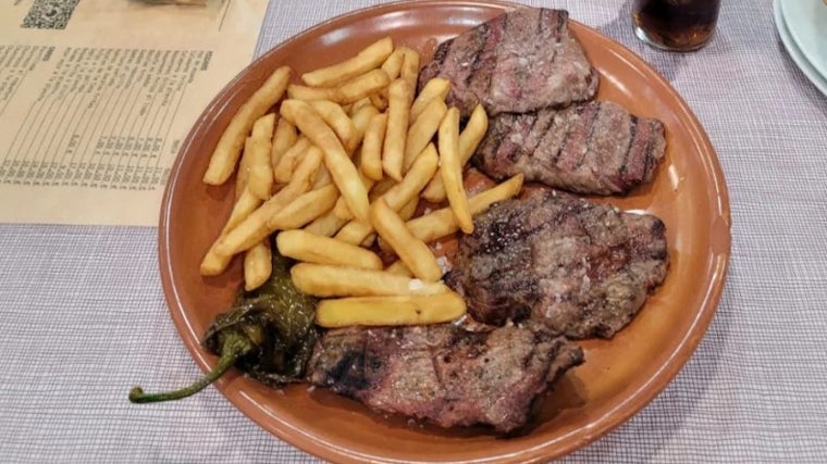 El Mesón El Lobo se encuentra muy cerca del Arenal, por lo que es una buena opción para el que desee comer muy cerca de la Feria de Córdoba
