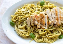 Espaguetis con pesto de calabacín, pollo y tomate seco