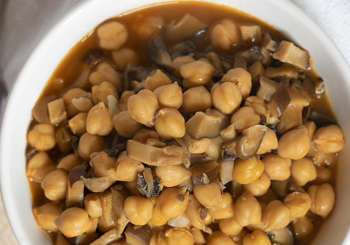 Garbanzos salteados con champiñones y cebolla caramelizada