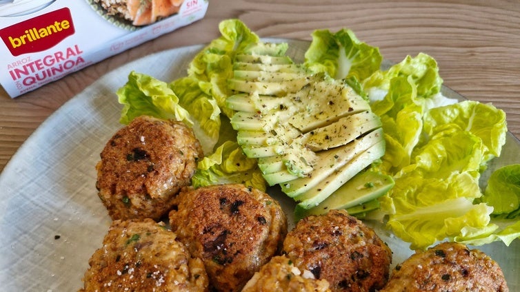 Buñuelos de gambones con ensalada de cogollos y aguacate