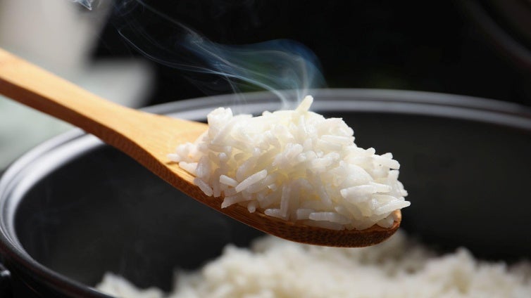 Platos que puedes hacer con arroz hervido del día anterior (y que quedan aún mejor)