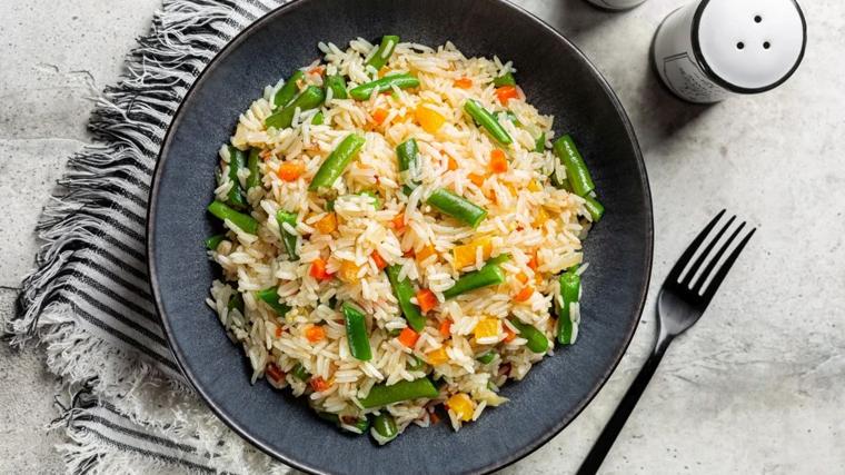 Platos que puedes hacer con arroz hervido del día anterior (y que quedan aún mejor)