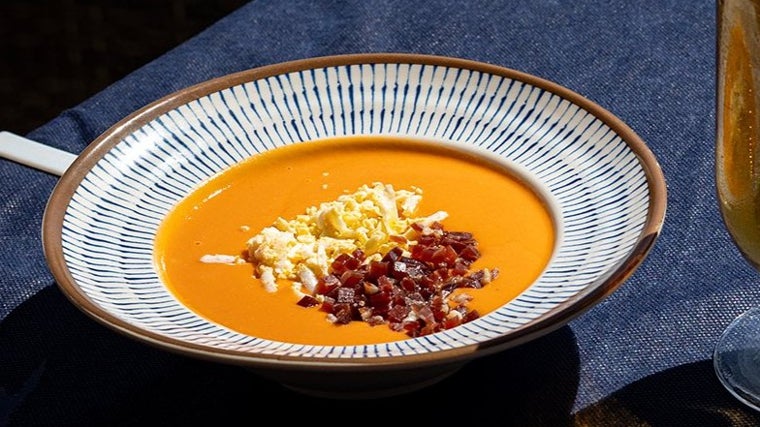 Plato de salmorejo en La Taberna del Río en Córdoba capital