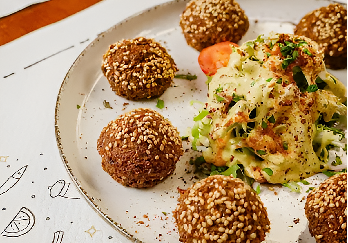 Plato de falafel, una de las propuestas que encontrarás en la carta de Delantal Negro en Sevilla