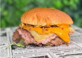 Enróllate se abre al mundo de las burgers y lanza una «smash chicken» inédita en Sevilla