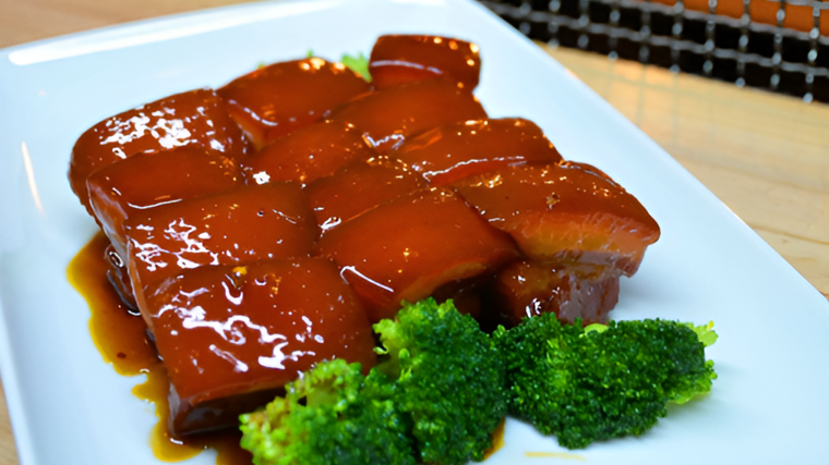 Hong shao rou (panceta estofada al estilo Mao), el plato emblemático del restaurante chino Chi-La
