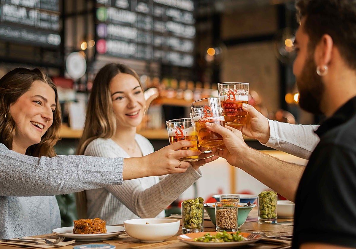 Brindis en la Factoría Cruzcampo