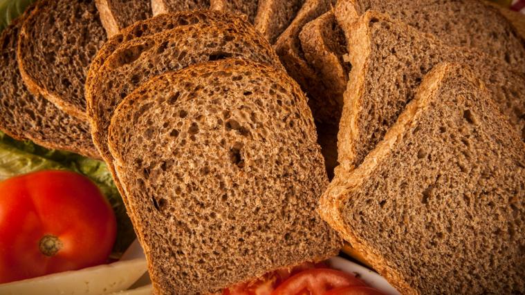 El pan integral es perfecto para este sándwich