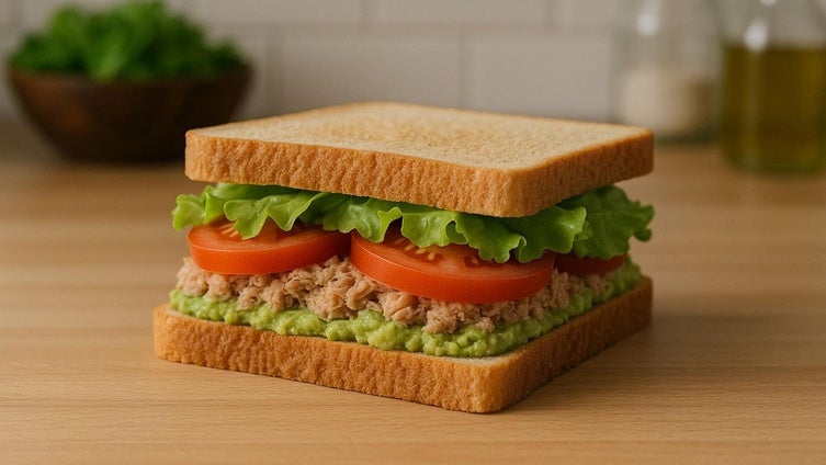 Sándwich frío de verano con aguacate y atún: la opción perfecta para llevar a la playa