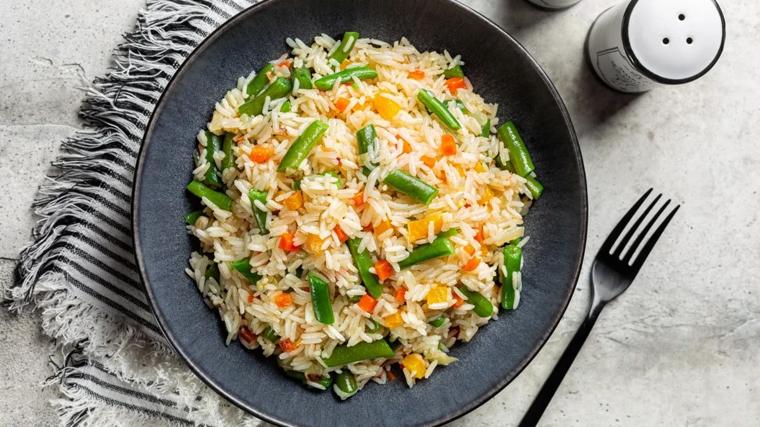 7 platos con arroz que puedes comer fríos y preparar el día antes