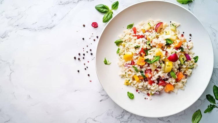 7 platos con arroz que puedes comer fríos y preparar el día antes