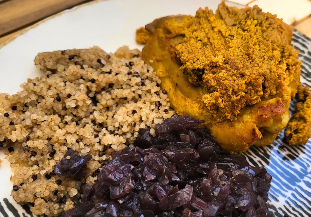 Pollo al curry rojo Tailandés con quinoa Brillante y cebolla caramelizada