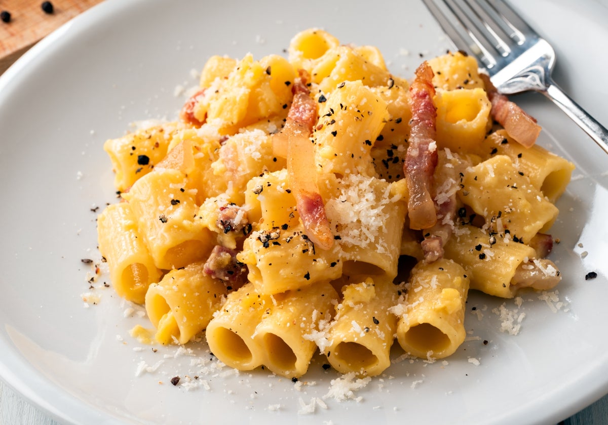 Rigatoni a la carbonara con pistachos