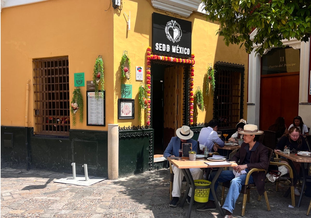 Terraza de Sede México, ubicado en la Plaza de la Alianza en Sevilla