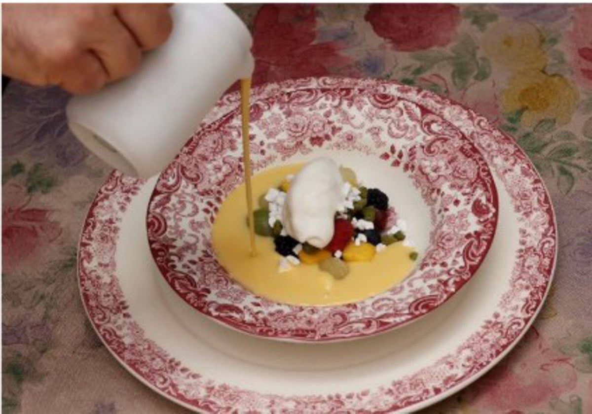 Sopa de maracuyá sobre frutas de verano y helado de jengibre en Bodegas Campos