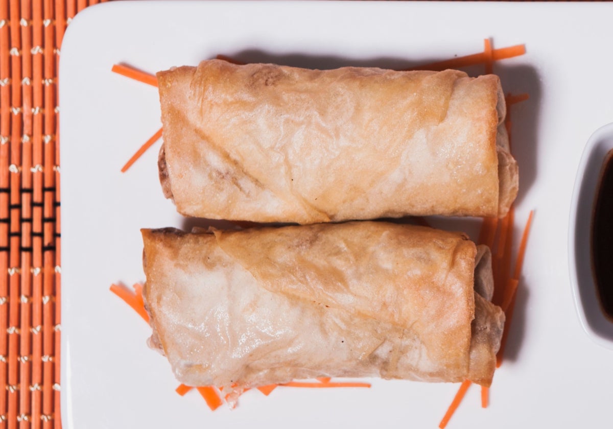 Rollitos de papel de arroz con lentejas especiadas y salsa cacahuete