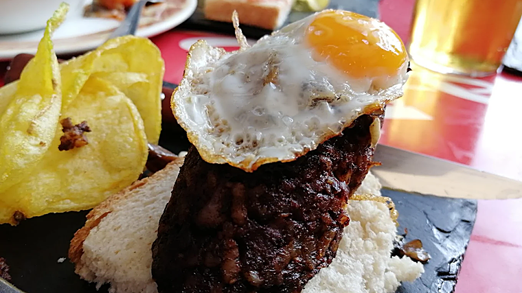 Tosta de morcilla con huevo de codorniz de Bar Casa Pepe