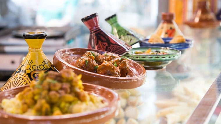 Bocaito Andalusí, comida árabe en su puesto del Mercado Victoria de la capital cordobesa