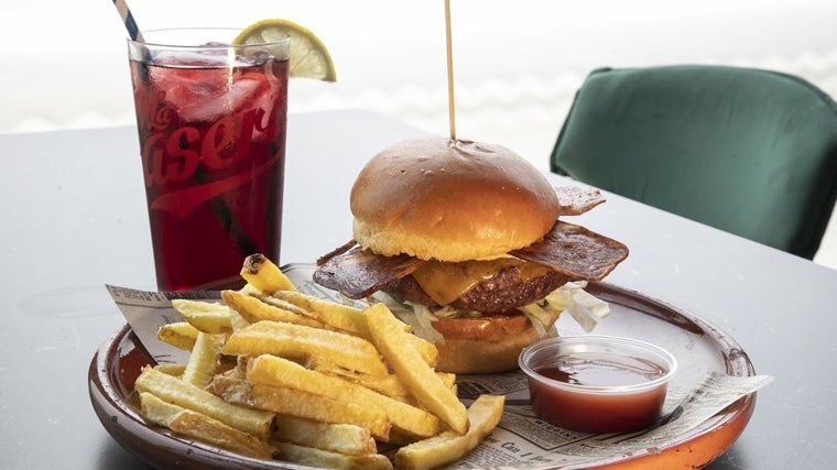 Hamburguesa elaborada con las carnes del puesto Raza & Dehesa del Mercado Victoria de Córdoba