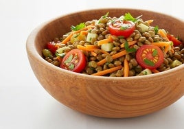 La ensalada de lentejas que querrás comer a diario este verano y es perfecta para llevártela a la playa