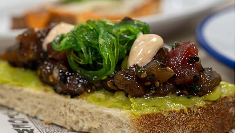 Tosta de atún rojo con base de aguacate y alga wakame de La Ratona Tapas en Sevilla Este