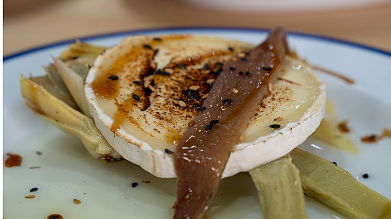 Alcachofas con queso de cabra y anchoas