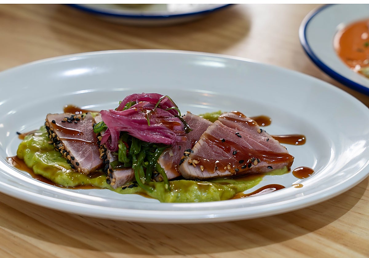 Tataki de atún rojo con aguacate y wakame, uno de los platos de La Ratona Tapas en Sevilla Este