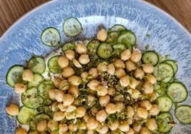 Ensalada de garbanzos, pepino y yogur