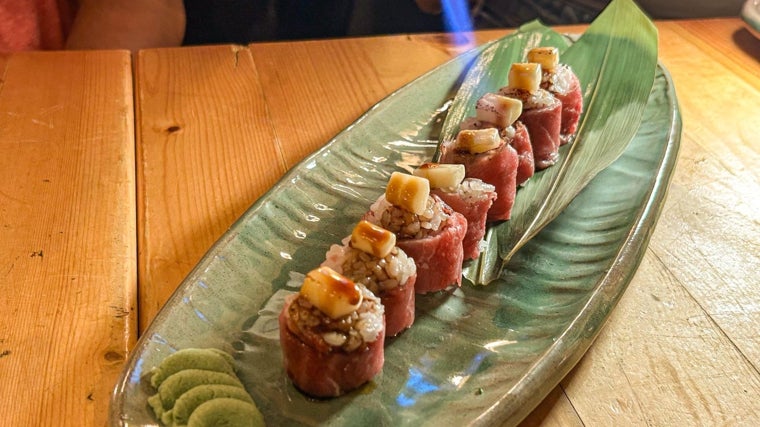 Plato con la nueva propuesta Gunkan Niko del restaurante Sibuya en Córdoba