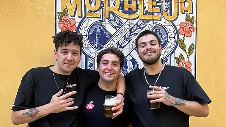 Los hermanos morales junto al ganador de la pasada edición del concurso, Paco Bonilla del bar Julio César