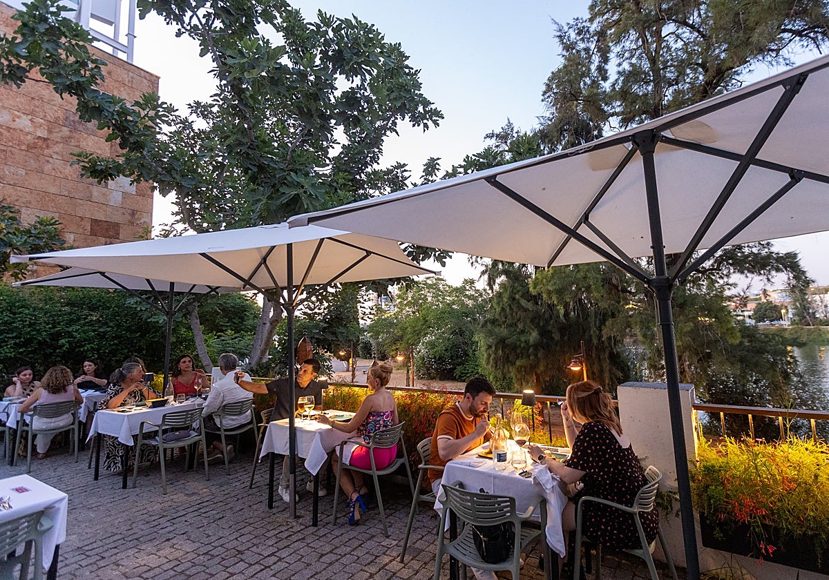El restaurante De la O de Sevilla se encuentra en Triana junto al Guadalquivir