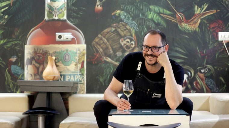 José Ropero brinda por los 22 años recién cumplidos de Glacé Lounge Bar