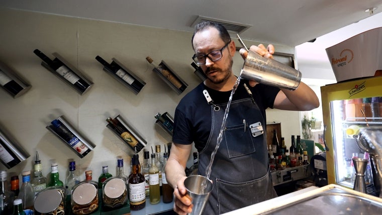 José Ropero, en plena acción para preparar un cóctel