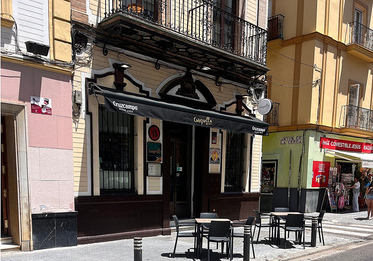 El restaurante Chiquilla se encuentra en la calle Pastor y Landero en el barrio del Arenal en Sevilla
