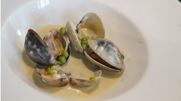 Almejas japónicas con pilpil de rape