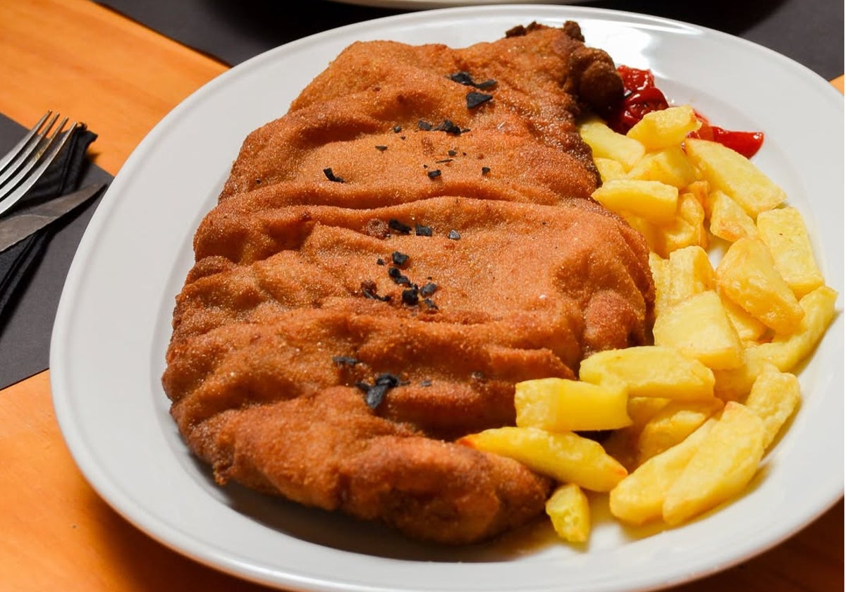 En la calle Pureza hay un rincón asturiano donde disfrutar de este cachopo