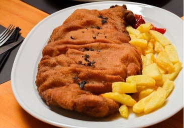 Como en Asturias: el rincón sevillano donde escancian la sidra y el cachopo es de tamaño XXL