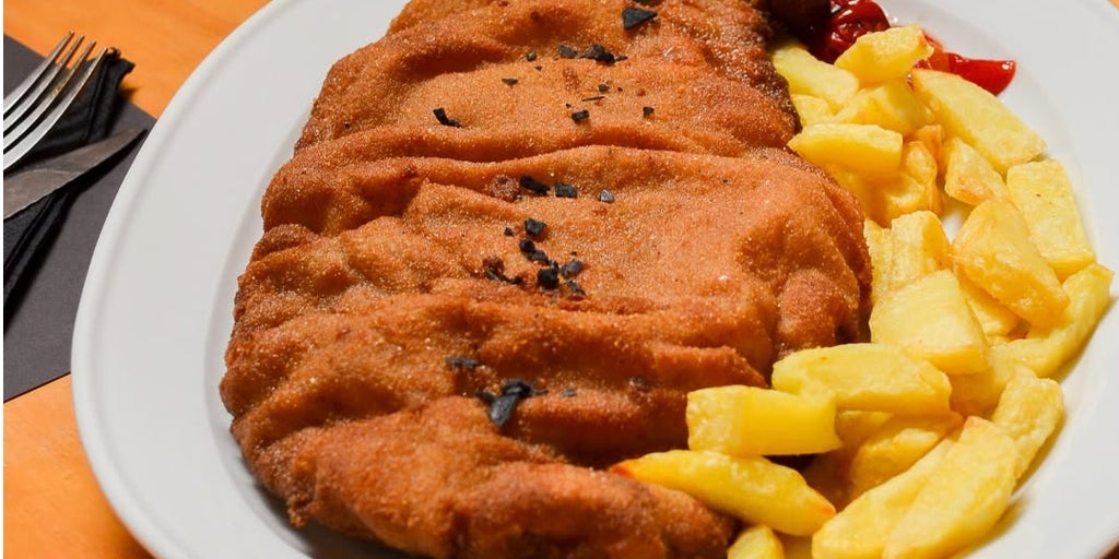 Como en Asturias: el rincón sevillano donde escancian la sidra y el cachopo es de tamaño XXL