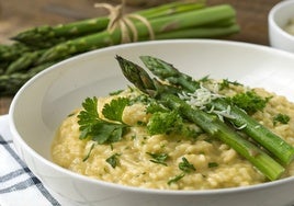 Así se prepara este arroz con espárragos trigueros
