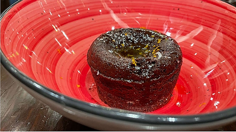 Cremoso de chocolate con aceite, naranja y sal.