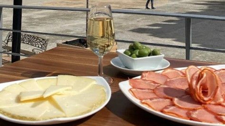 Mesa preparada en la terraza de Enreo en Zuheros