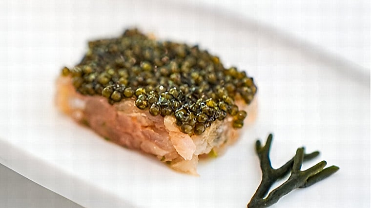 Tartar de mero con caviar oscietra y brote de codium