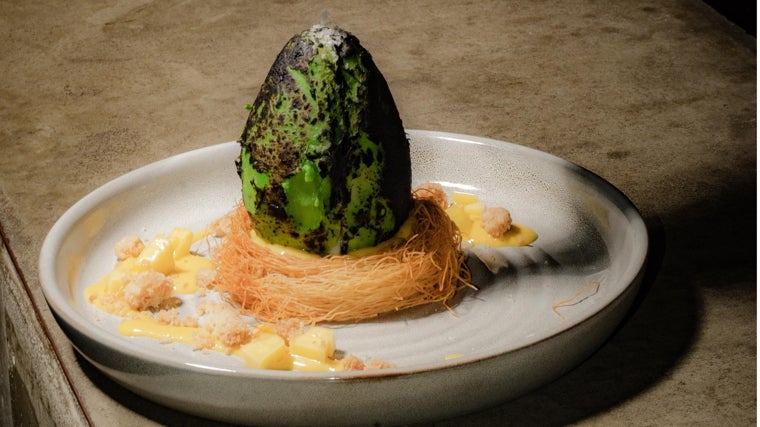 Aguacate a la brasa relleno de helado de parmesano y crema de mango, de Anónimo, una de las propuestas de este restaurante de Mairena del Aljarafe