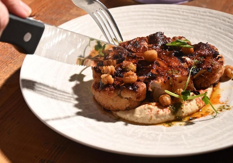 Coliflor a la brasa sobre hummus del restaurante Anónimo, uno de nuestros bares y restaurantes recomendados para comer en Mairena del Aljarafe